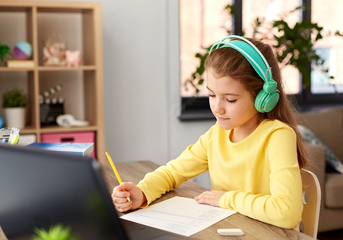 Beeinstein - About, girl studying on laptop