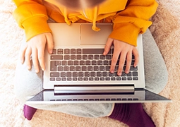 Beeinstein - About, hands on laptop top view