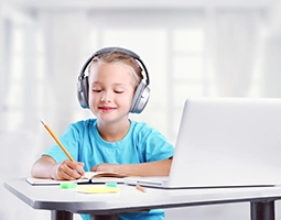 Beeinstein - About, student with headset and laptop