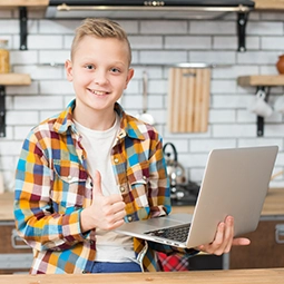 Beeinstein - About, student with laptop