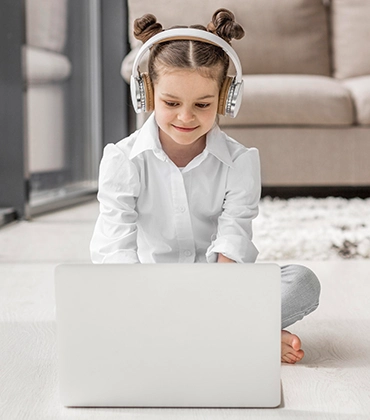 Beeinstein - Home, about section, student with laptop